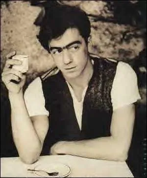 N en 1958, il a longtemps t le batteur du groupe R. E. M. , qu'il a t forc de quitter en 1997 pour cause d'ennuis de sant :