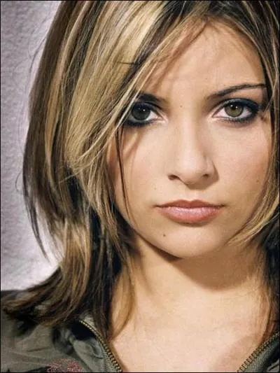 Ne en 1989, cette jeune chanteuse, qui a dbut trs tt, est actuellement  l'affiche de la srie 'Chante ! ' :