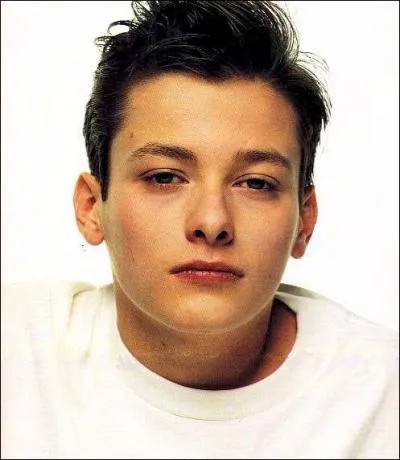 N en 1977, il reste attach au personnage de John Connor qu'il a interprt dans 'Terminator 2' :