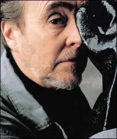 N en 1939, il est l'un des plus grands ralisateurs du genre horrifique. Il a notamment cr Freddy Kruegger, 'La colline a des yeux' ou encore 'La dernire maison sur la gauche' :