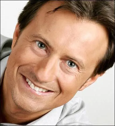 N en 1965, ce journaliste franais est aussi pilote automobile :