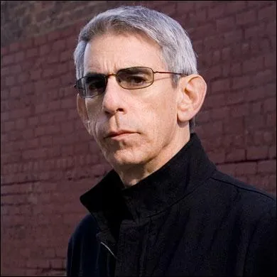 N en 1944, il est connu pour avoir interprt le rle de John Munch dans pas moins de sept sries diffrentes ! ('New York, unit spciale', 'Homicide', 'X-Files', etc) :