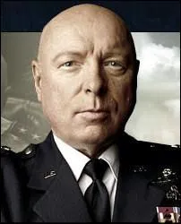 N en 1942, il fut le gnral Hammond dans la sre 'Stargate SG-1' :