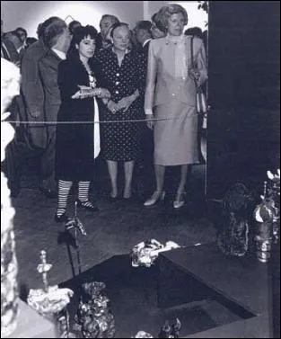 Claude Pompidou - Pourquoi de Gaulle leur a-t-il interdit de passer leurs vacances dans le sud de la France ?