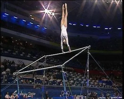 Que fait cette gymnaste ?