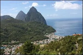 Entre la Martinique et Saint-Vincent, compose de forts tropicales presque invioles, la capitale est Castries, c'est ... ...