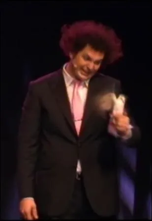 (en parlant d'Ella) Fais gaffe parce qu'elle est dresse : ... .