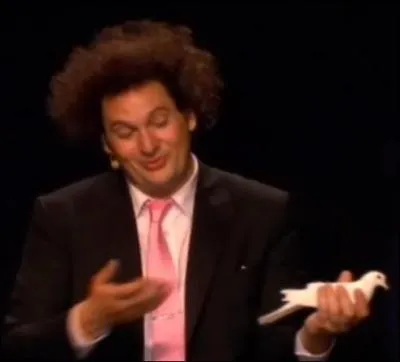 Elle s'appelle Ella, c'est en hommage  Ella Fitzgerald sauf qu'elle est blanche et ... .