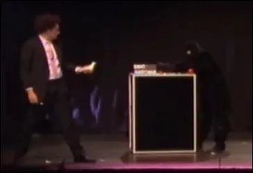 Excusez le, c'est Bernard, mon assistant, il est habill en noir, il croit ...