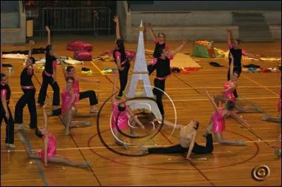 Comment s'appelle une danse avec des bannires et des btons ?