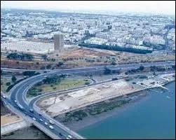 Le fleuve qui la parcourt est le Bouregreg :