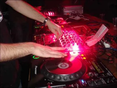 Quel fut le premier Dj franais  importer le son electro-house en France, et qui en y apportant sa touche contribuera  l'avnement de la 'French Touch' ?