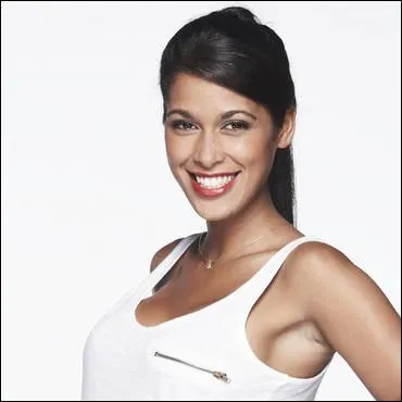 Avec qui Ayem fait-elle semblant de sortir pour protger son secret ?