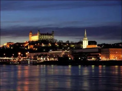 BRAtislava est une ville europenne arrose par le Danube. C'est la capitale ...