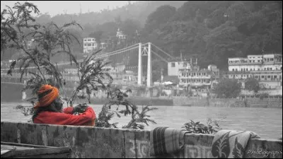 Je songeais que cet homme était plein de prières, et je regardais, sourd à ce que nous disions, sa bure où je voyais des constellations :