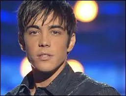 Comment s'appelle ce chanteur ?