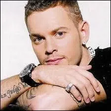 Comment s'appelle ce chanteur ?