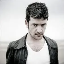 Comment s'appelle ce chanteur ?