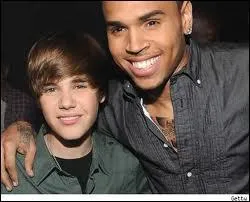 Que se passe-t-il dans le clip 'Next 2 you' ?