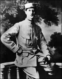 Sous quel grade militaire Charles De Gaulle a termin la guerre 14-18 ?