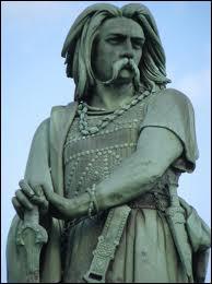 Vercingtorix, premier chef gaulois a fdrer ce peuple belliqueux faisait partie de quelle tribu ?