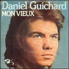 Comment tait le vieux pardessus dans la chanson de Daniel Guichard 'Mon vieux ?