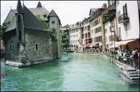 Quelle est cette ville dont 13 rues portent des noms d'oiseaux, prs de la fort du mont Veyrier aux abords du bois des Glaisins et des roselires ?