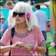 A qui doit-on les paroles 'Ils sont arrivs dans l'ile nue sans un bagage et les pieds nus, comme un cyclone inatendu, comme une pluie de papillons, une fleur avant la saison... ' ?