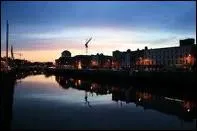 Que signifie 'entre chien et loup' quand il s'agit d'un moment de la journe ?