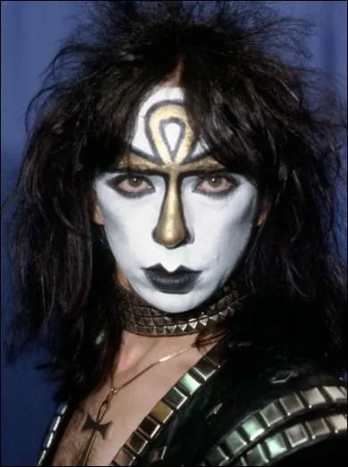 N en 1952, ce musicien fut le guitariste de Kiss jusqu'en 1984, lorsqu'il fut vir du groupe, son caractre le rendant incontrlable aux yeux des autres membres :