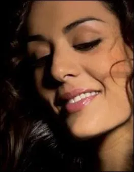 Ne en 1984, cette chanteuse franco-marocaine a dbut  la Star Ac', avant de dcrocher le rle de Cloptre dans la comdie musicale :