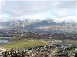 Le nom d'une petite ville canadienne presqu' la frontire des USA