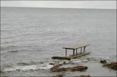 Comment s'appelle cette table au milieu de la mer ?