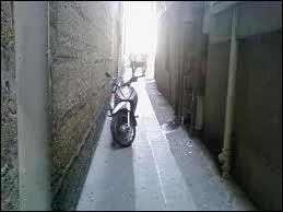 Quel est le nom de la rue la plus troite de la capitale ?