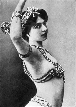 Ne en 1876, elle est l'espionne la plus clbre au monde, qui a surtout oeuvr pendant la Premire Guerre mondiale :