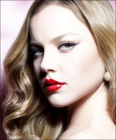 Ne en 1982, elle est l'une des hrones bad-ass de 'Sucker Punch' :