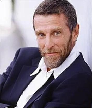 N en 1944, il a incarn le mystrieux Lionel Luthor, le pre de Lex, dans la srie 'Smallville' :