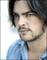 N en 1972, cet acteur no-zlandais s'est fait connnatre grce au rle d'Eomer dans 'Le Seigneur des Anneaux' avant d'obtenir le premier rle dans 'Pathfinder' :