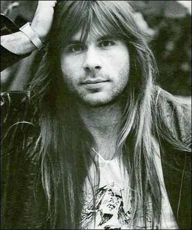 N en 1958, il est le chanteur du groupe de metal Iron Maiden :