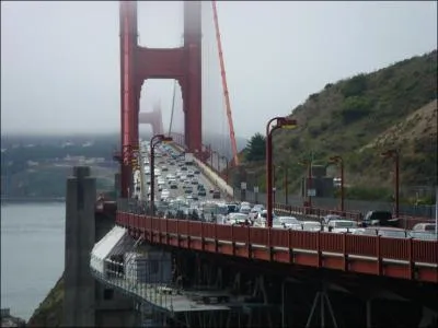 Quelle srie TV ne se passe pas dans la ville associe  ce pont ?