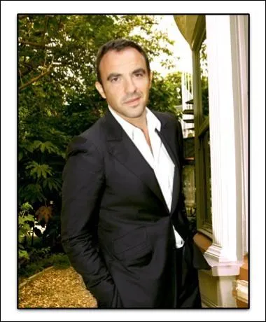 Qui présente Star Academy ?