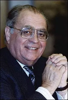 Pierre Brgovoy fut le 13 me Premier Ministre de la Rpublique Franaise. Sous quel Prsident exera-t-il son mandat ?