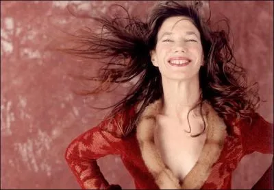 Jane Birkin. On connait sa carrire. Elle a eu 3 enfants, Kate Barry ( Photographe, ne en 1967), Charlotte Gainsbourg ( actrice, ne 1971) et ... .