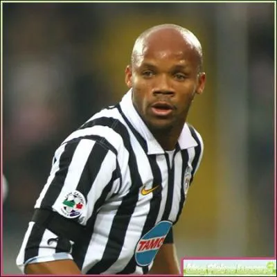 Jean-Alain Boumsong. Footballeur international franais. Quelle maillot d'quipe de footballitalien porte-t-il sur cette photo ?