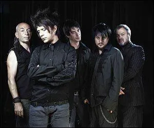 Lequel de ces hommes du groupe Indochine est le batteur :