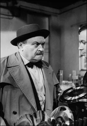 En noir et blanc ... . . c'est l'inspecteur :