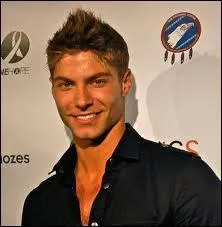 Comment s'appelle le frre de la fille ?