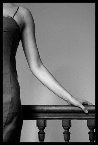 Qui chantait 'Y a une fille qui habite chez moi' ?