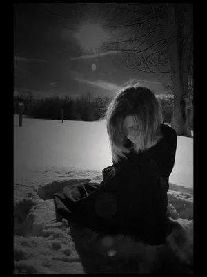 Qui chantait 'Petite fille de novembre, si blanche dans la nuit de cendre' ?