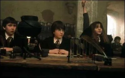 Qui est la personne  gauche de la photo ?